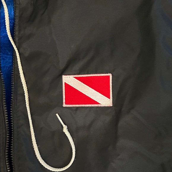 Swim, Surf, and Dive Hooded Parka with dive flag logo. Large. - Picture 5 of 8